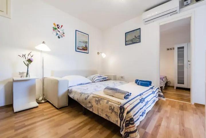 Apartment Pjaca Postira Εξωτερικό φωτογραφία